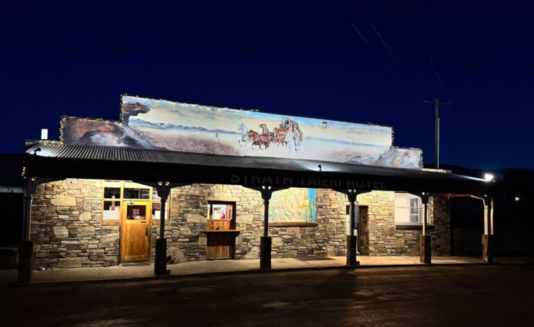 Strath-Taieri-Hotel-Middlemarch-Central-Otago-Pub-Building-Night