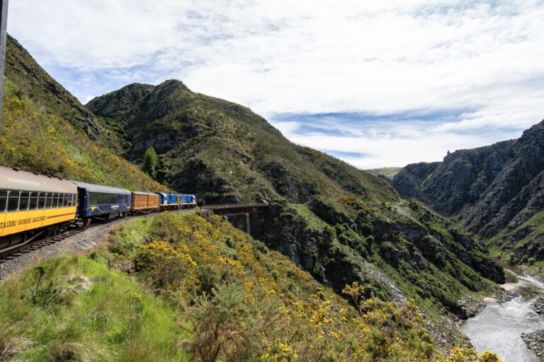 TaieriGorge Train on track to Middlemarch Taieri Gorge Train on way to Pukerangi, Middlemarch